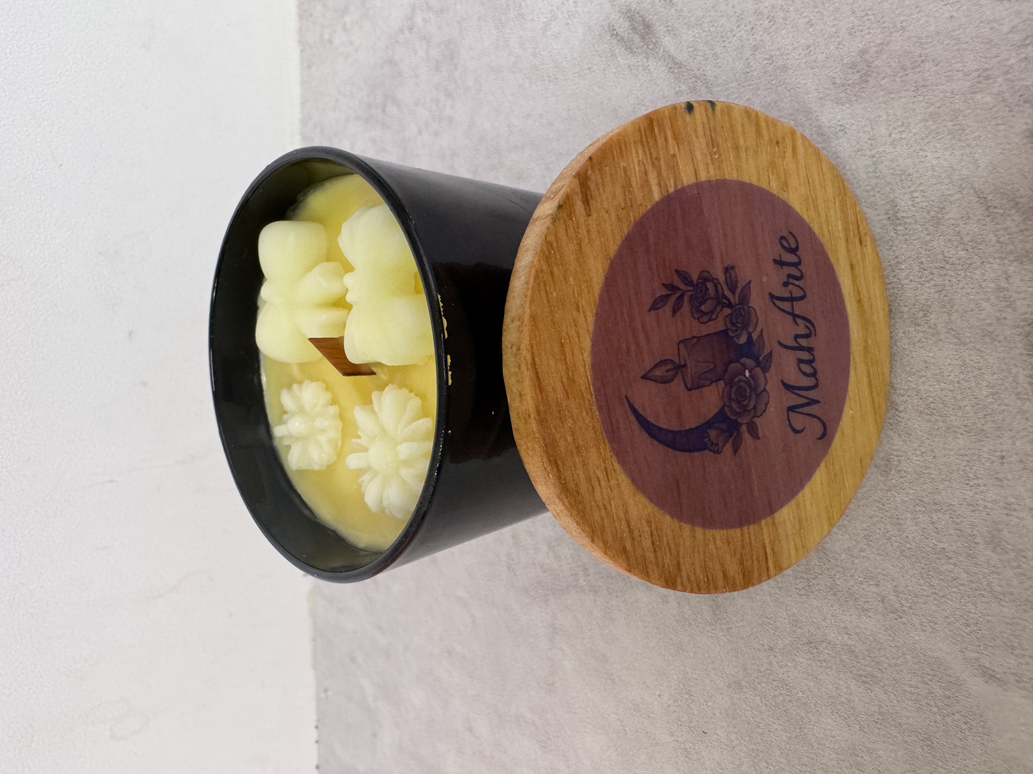 شمع داخل جز درب دار با رایحه