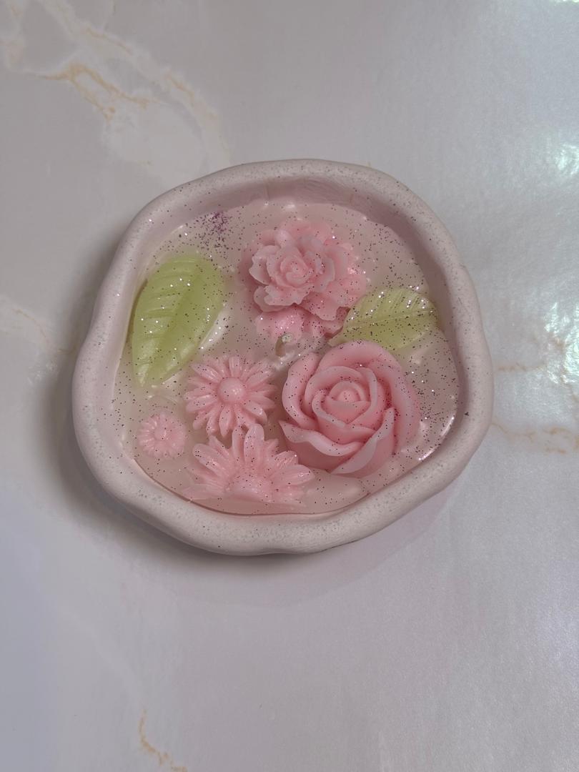 ترکیب سنگ‌و شمع با گل های زیبا